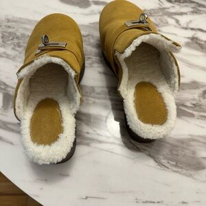 BRAND NEW - Cozy Tan and White Mules with Plush Lining
